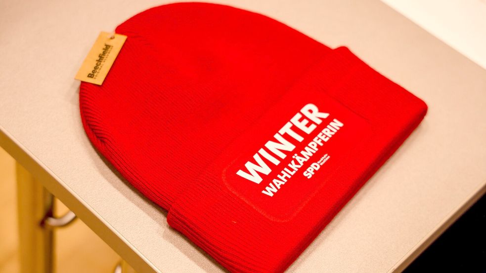 Rote Mützen gibt‘s bei der SPD, blaue bei der AfD. Die CDU überzeugt mit einem Merz-Pullover. Foto: imago/Rüdiger Wölk