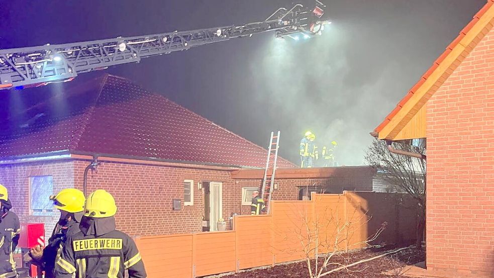 Mit der Drehleiter wurden Teile der Einsatzstelle ausgeleuchtet. Foto: Stadt Papenburg/Feuerwehr