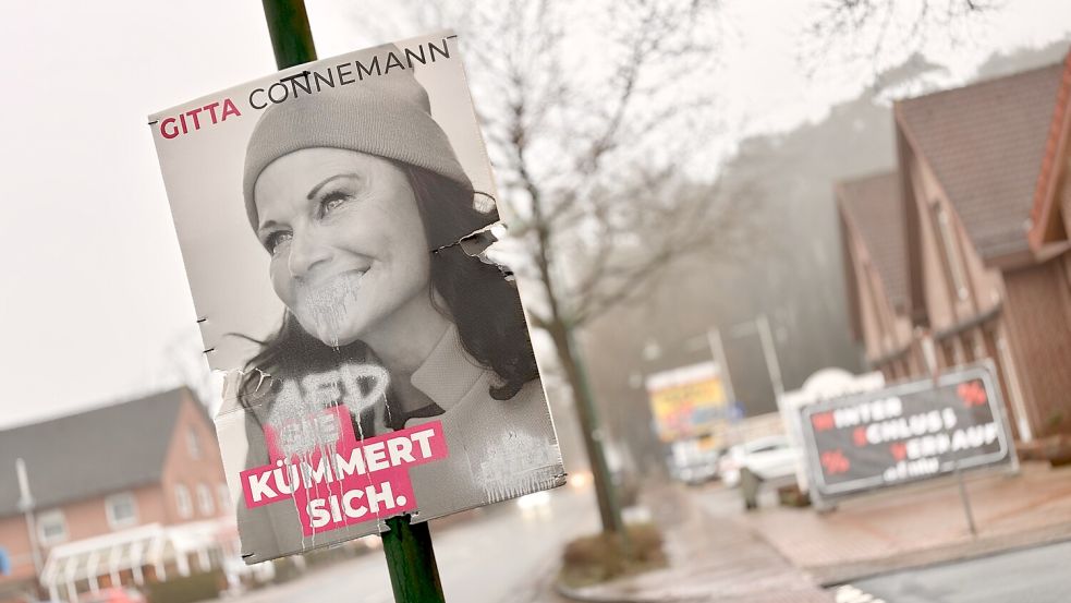Eine ganze Reihe Plakate in Uplengen wurden besprüht. Foto: Ortgies
