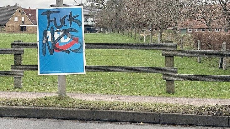 Besprühen von Plakaten ist eine Sachbeschädigung. Foto: Kubassa