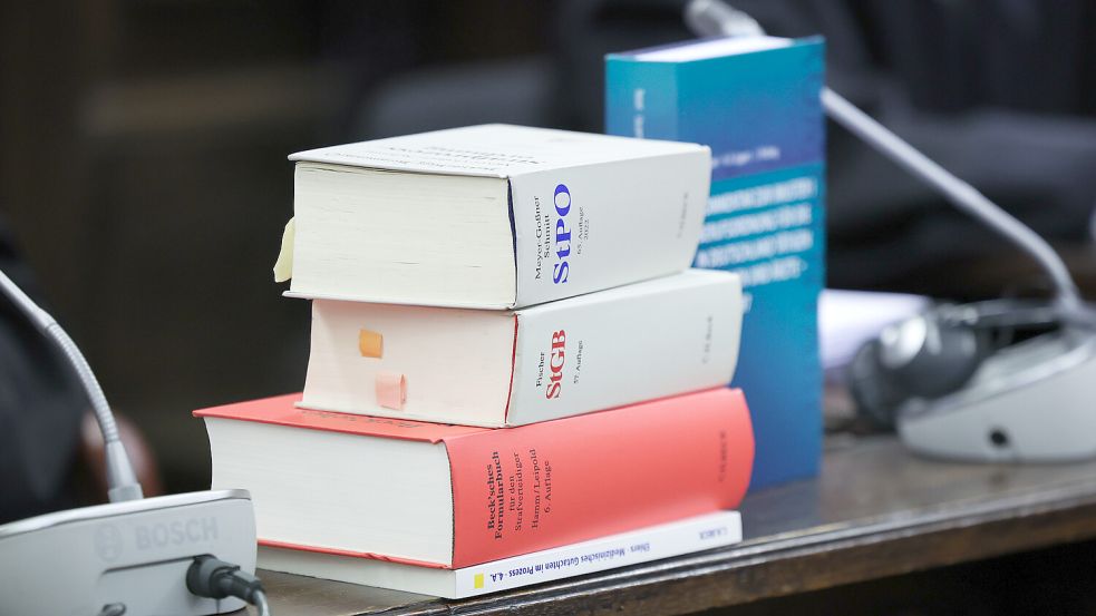 Strafgesetzbuch (StGB) und Strafprozessordnung (StPO) stehen auf einem Schreibtisch in einem Richterbüro. Symbolfoto: Monika Skolimowska/dpa