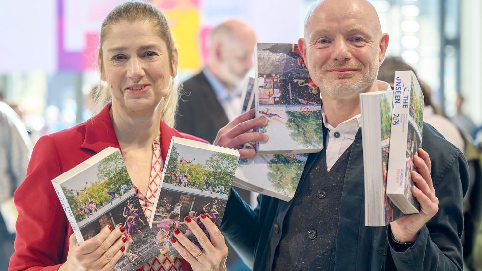 Andrea Pier, kaufmännische Geschäftsführerin Chemnitz 2025, und Stefan Schmidtke, Geschäftsführer Chemnitz 2025, halten die druckfrischen Programme zur Programmvorstellung der Kulturhauptstadt 2025 in Chemnitz in ihren Händen. Foto: dpa/picture-alliance