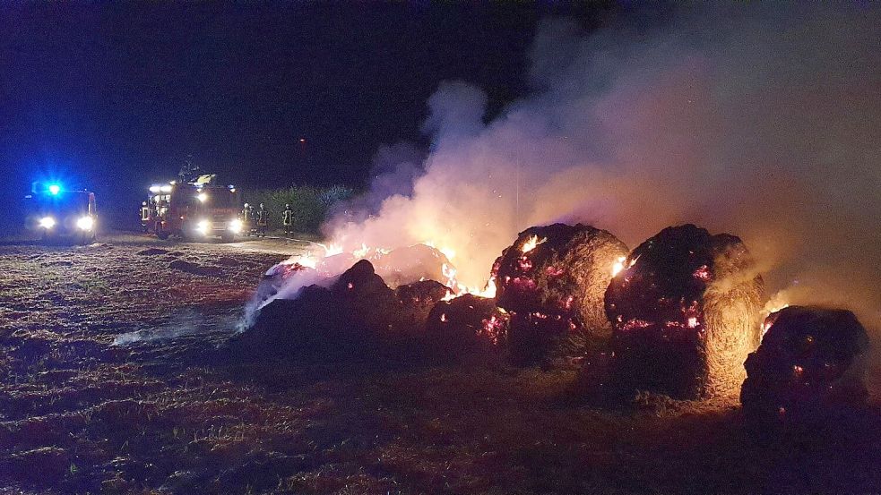 Strohballen sind besonders aufwendig zu löschen, sie müssen komplett auseinandergezogen werden. Hier beim Löschen am 25. August 22. Foto: Samtgemeinde Nordhümling/Feuerwehr
