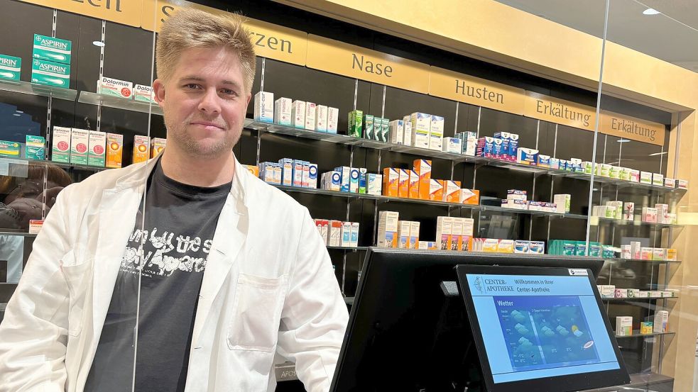 "Wir kämpfen uns von Monat zu Monat", sagt Tammo Meyer von der Center-Apotheke in Rhauderfehn. Foto: Janßen