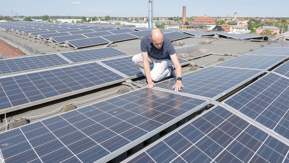 Werden bestimmte Teile von Solarstromanlagen zum Einfallstor für Kriminelle? Die Sicherheitsbehörde BSI befürchtet das. Foto: dpa/Hendrik Schmidt