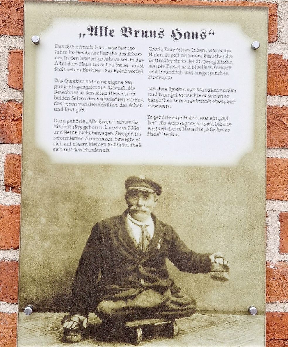 Das 1818 in Weener in der Straße Hafen rechts/Ecke Norderstraßt erbaute Haus ist nach „Alle Bruns“ benannt, der zum Bild der Altstadt dazugehörte. Er war von seiner Geburt im Jahr 1875 an behindert und bewegte sich mit einem Rollbrett vorwärts. Er galt als intelligent, freundlich und kinderlieb. Foto: Gettkowski