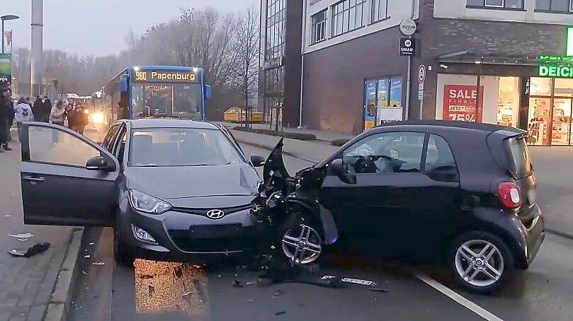 Auf der Straße Am Stadtpark hat es am Dienstagmorgen gekracht. Nach dem Unfall war die Fahrbahn zwischenzeitlich blockiert. Foto: Belling