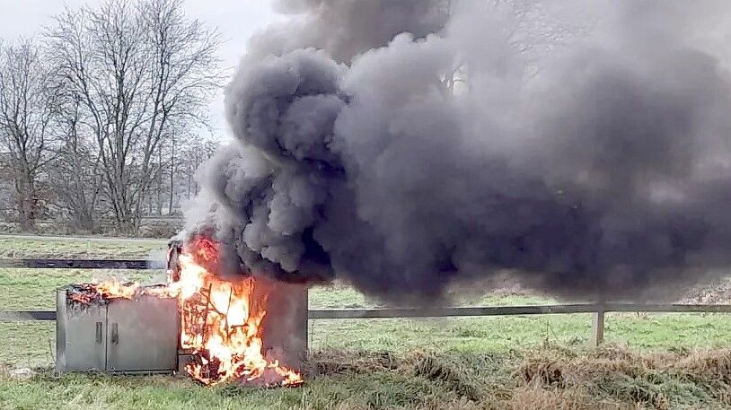 Bei Wartungsarbeiten gerieten am Mittwochmittag drei nebeneinanderstehende Stromkästen an der Neudörpener Straße in Dörpen in Brand. Foto: Samtgemeinde Dörpen/Feuerwehr
