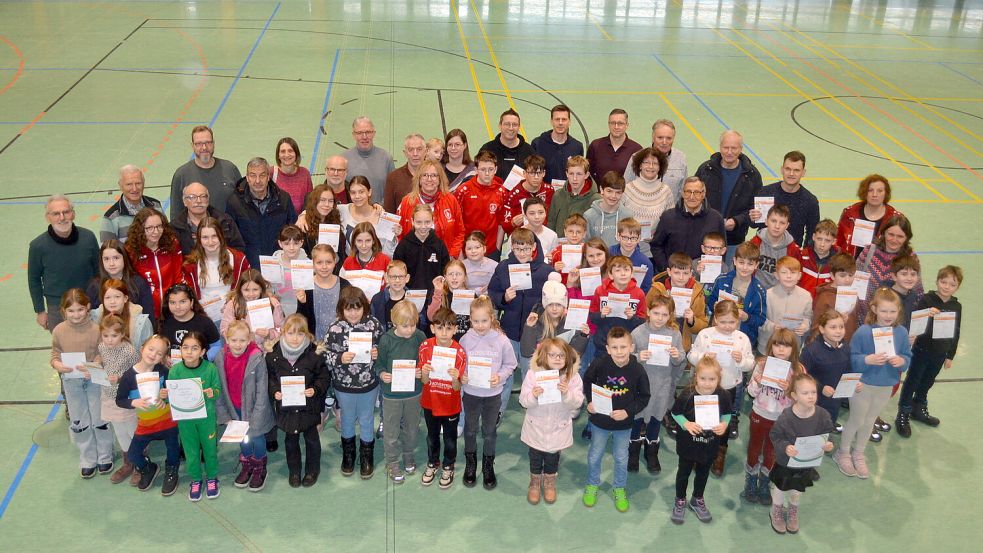 Mit über 100 erfolgreichen Absolventen bei der Abnahme des Deutschen Sportabzeichens verzeichnete die Arbeitsgemeinschaft Sportabzeichen von TuRa 07 Westrhauderfehn eine deutliche Steigerung gegenüber dem Vorjahr. Das Foto zeigt einen Großteil der erfolgreichen Absolventen. Fotos: Weers