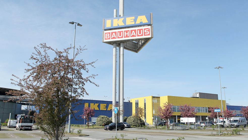 Ikea in Hamburg-Moorfleet: Vor dem Möbelhaus haben unbekannte Täter einen Geldtransporter überfallen. Foto: IMAGO/Hanno Bode