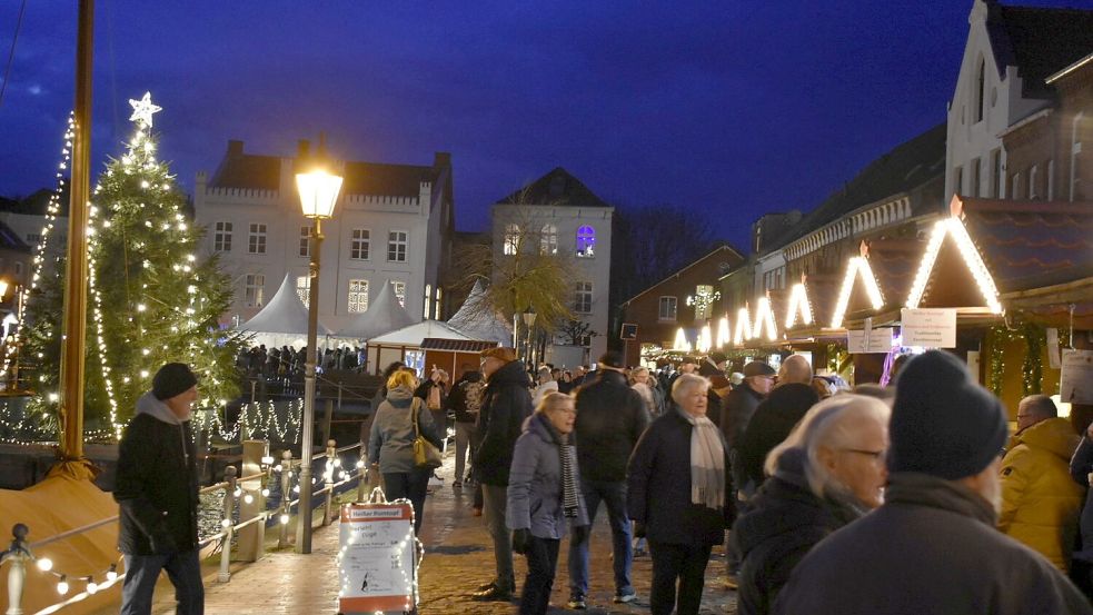 Der Weihnachtsmarkt am Alten Hafen in Weener lockte zahlreiche Menschen an. Foto: Buntjer/Archiv