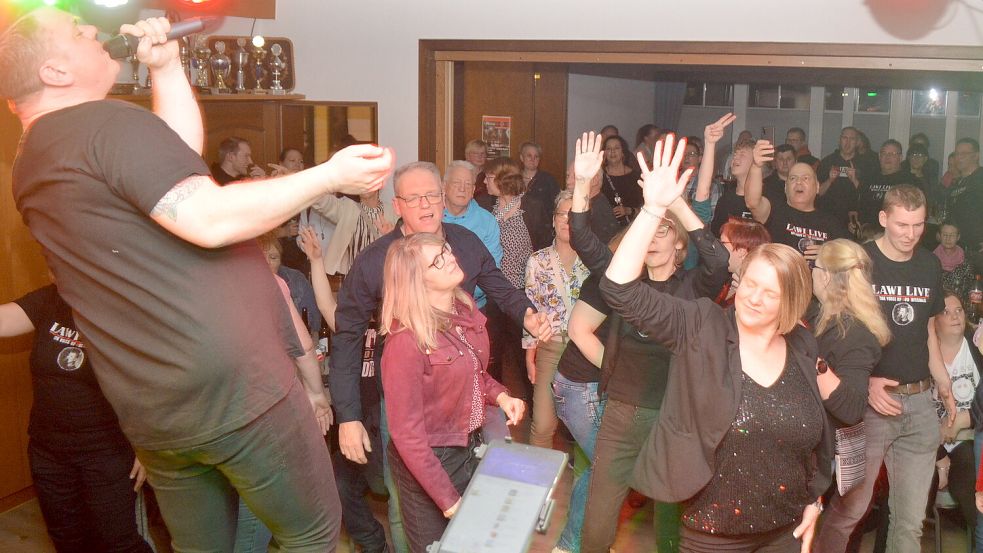 Sänger Christian Lawatsch (links) sorgte für beste Stimmung bei Plümer. Fotos: Weers
