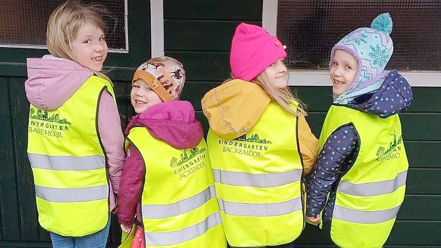 Die Westen für die Jungen und Mädchen des Backemoorer Kindergartens wurden vom Preisgeld aus dem Dörferwettstreit angeschafft. Auf den Warnwesten findet sich auch das Logo der Dorfgemeinschaft. Foto: privat