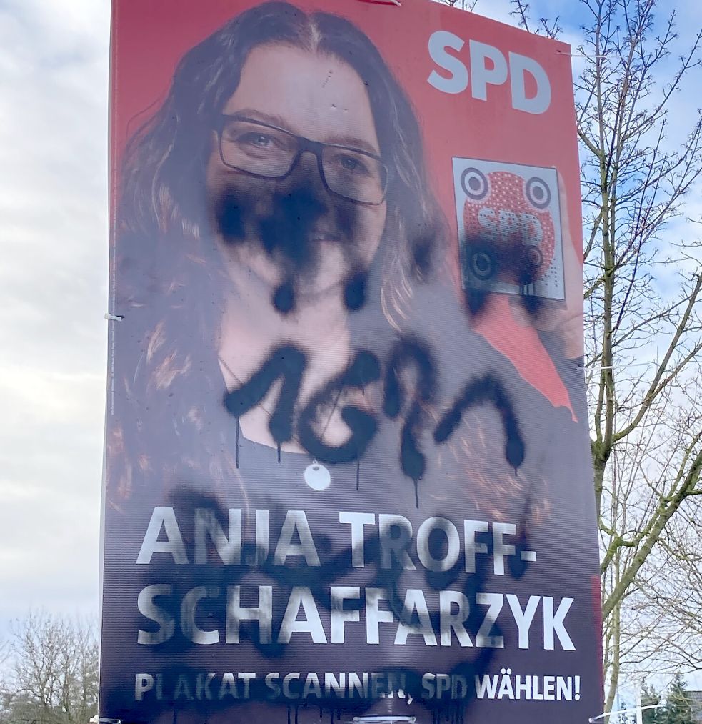Zahlreiche Wahlplakate wurden beschmiert. Foto: SPD Weener