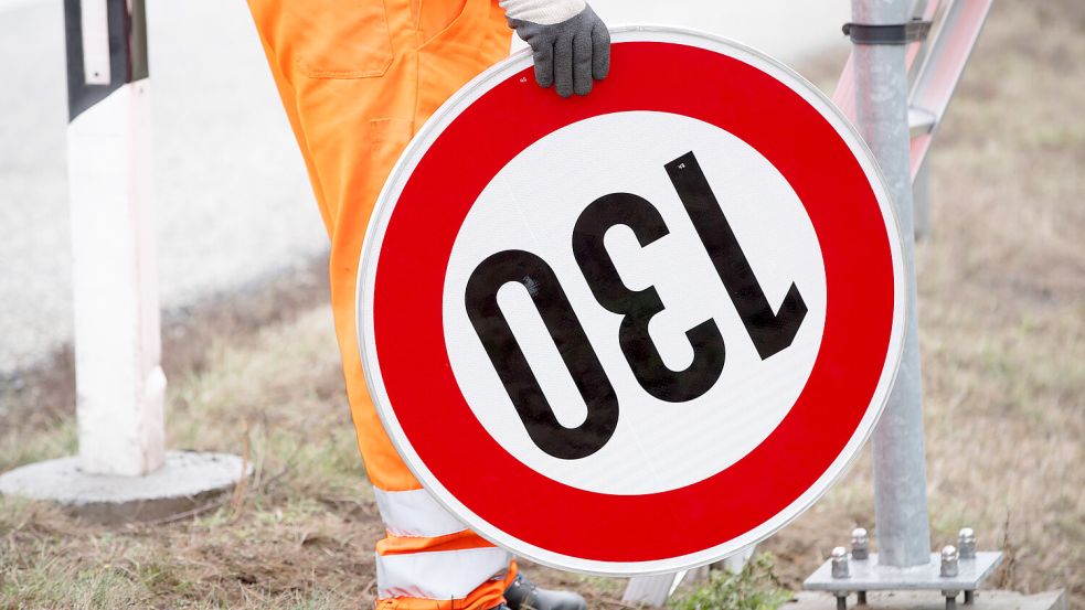 Auf den deutschen Autobahnen gibt es eine Richtgeschwindigkeit von 130 km/h. Wer sich nicht daran hält, begeht keine Ordnungswidrigkeit. Foto: dpa/Jens Büttner
