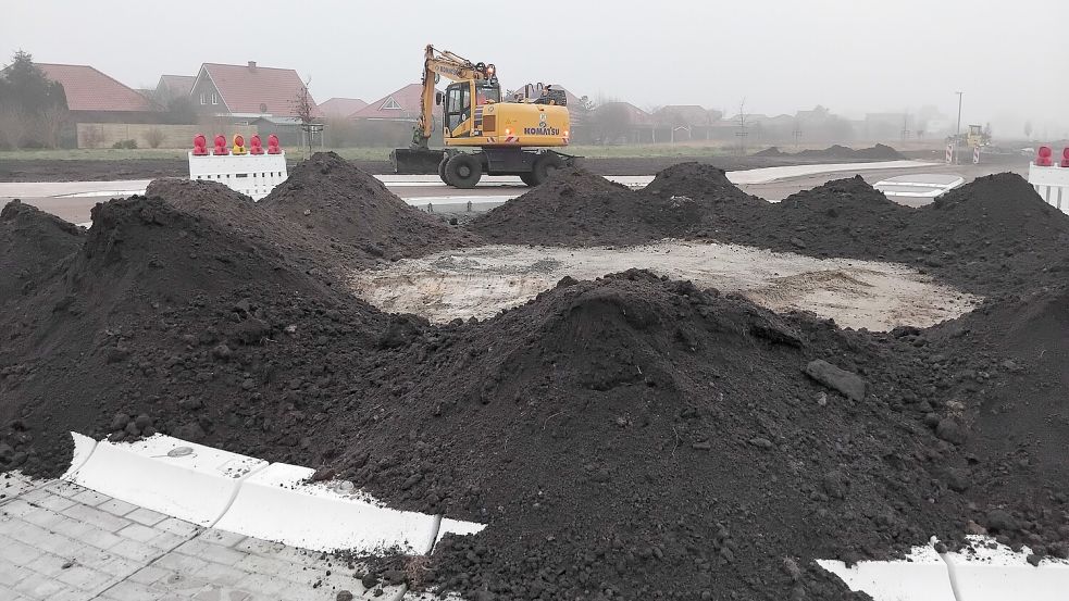 Der neue Kreisel im Kreuzungsbereich Dr.-Douwes-Straße/Bekassinenweg/Rosmarinheide ist inzwischen uneingeschränkt befahrbar. Foto: Scherzer