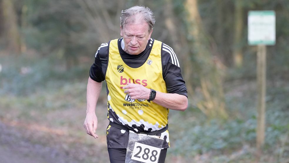 Vor einem Jahr hat Harm Park am 29. Auricher Crosslauf teilgenommen. Wenige Monate später überstand er eine Herzoperation, die schwere Komplikationen nach sich zog. Für ihn ein Kampf gegen den Tod. Er überlebte und ist zurück. Am Sonnabend nahm er am 30. Crosslauf teil. Foto: Helmut Vortanz