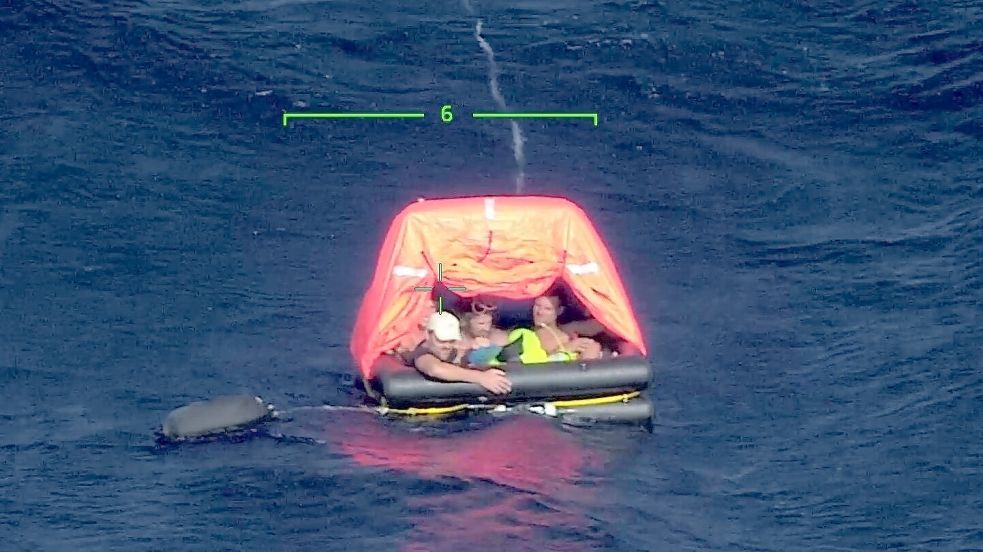 Fünf Stunden lang trieben die vier Schiffbrüchigen in der Rettungsinsel in der Karibik, bis Hilfe kam. Foto: Küstenwache