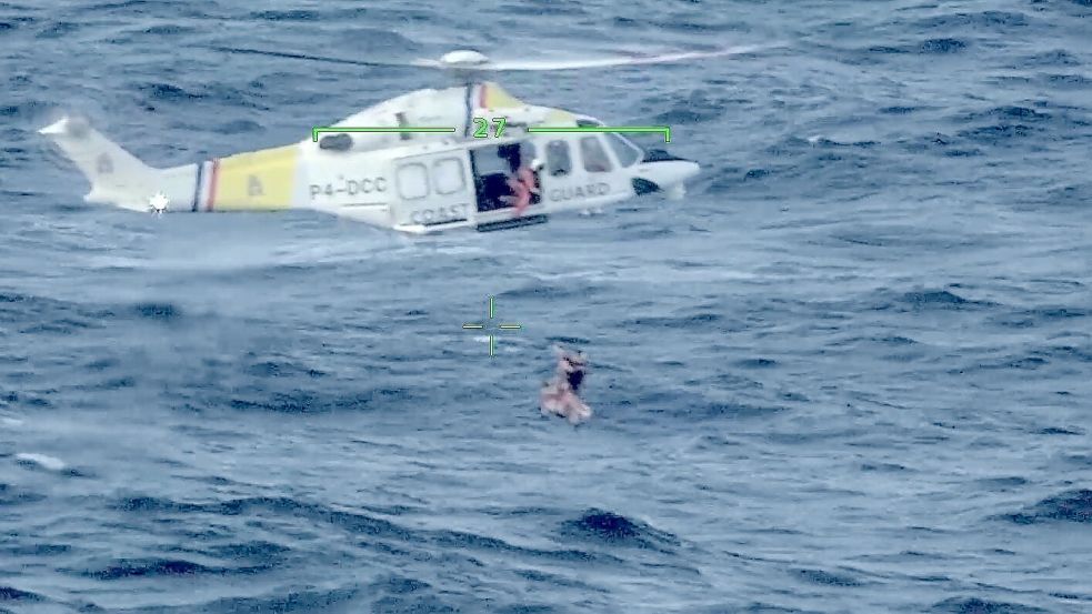 Der Hubschrauber der Küstenwache hievte einen Schiffbrüchigen nach dem anderen aus der Rettungsinsel nach oben. Foto: Küstenwache