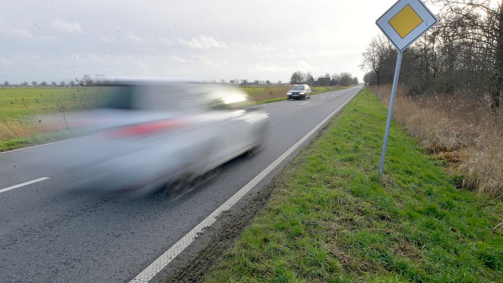 Wo ist hier Platz für Radfahrer und Fußgänger? Einwohner fordern seit vielen Jahren einen Geh- und Radweg entlang der Landesstraße 1 von Oldersum nach Riepe. Foto: Ortgies