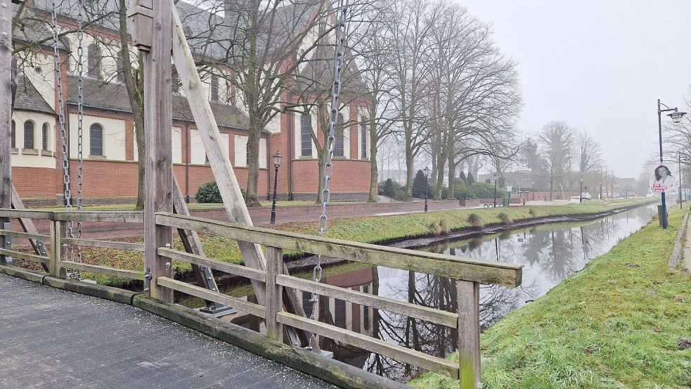 Der Splittingkanal in Höhe der katholischen Kirche St. Michael. Knapp zwei Stunden nach dem Fund einer leblosen Person im Wasser deutete vor Ort nichts mehr auf einen Polizeieinsatz hin. Archivfoto: Marie Claire Hitchcock
