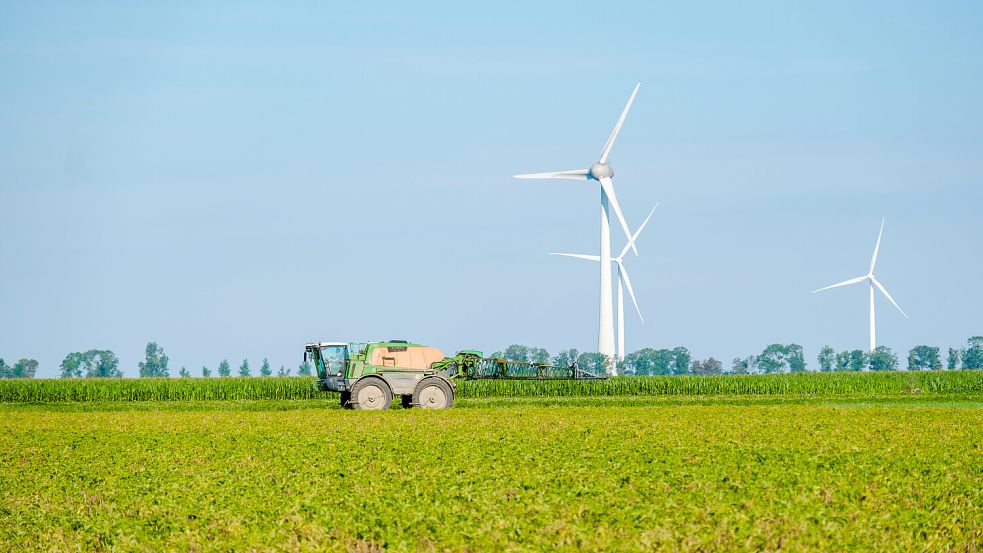 Viele Landwirte in Niedersachsen haben sich mit der Stromproduktion ein zweites Standbein aufgebaut. Windenergie ist bislang allerdings eher weniger verbreitet. Foto: IMAGO / Zoonar