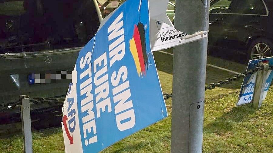 300 Plakate der AfD sind in den Kreisen Cloppenburg und Vechta gestohlen worden. Einige weitere wurden beschädigt, wie hier in Cloppenburg. Foto: privat