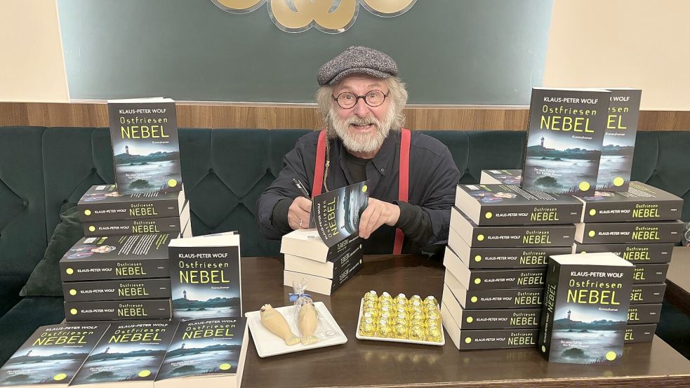 Krimiautor Klaus-Peter Wolf signiert Bücher seines neuen Romans „Ostfriesennebel“. Am 29. Januar ist es endlich soweit und die erfolgversprechende Fortsetzung steht in den Bücherregalen. Foto: Rebecca Kresse