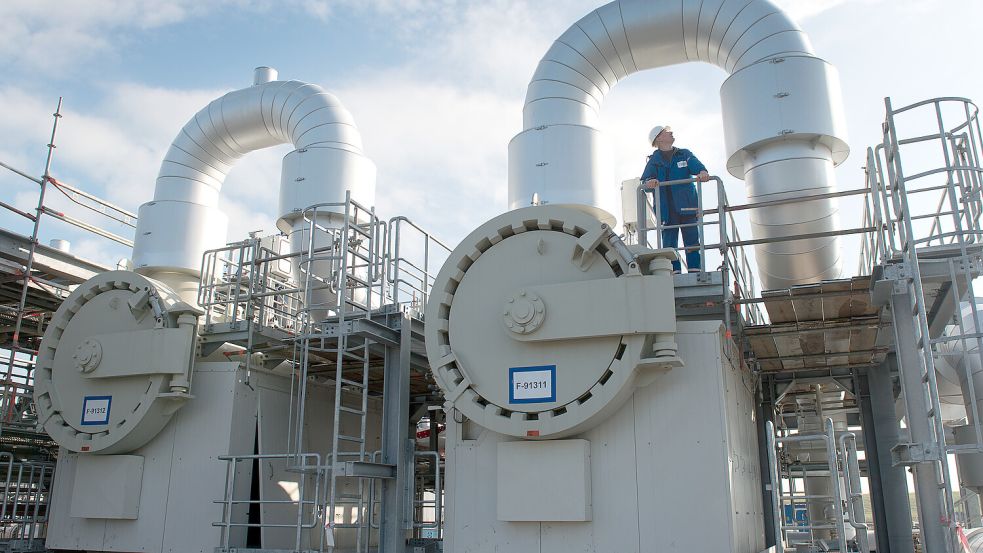 Ein Mitarbeiter schaut auf die Filteranlage am Erdgas-Kavernenspeicher Jemgum. Foto: SEFE