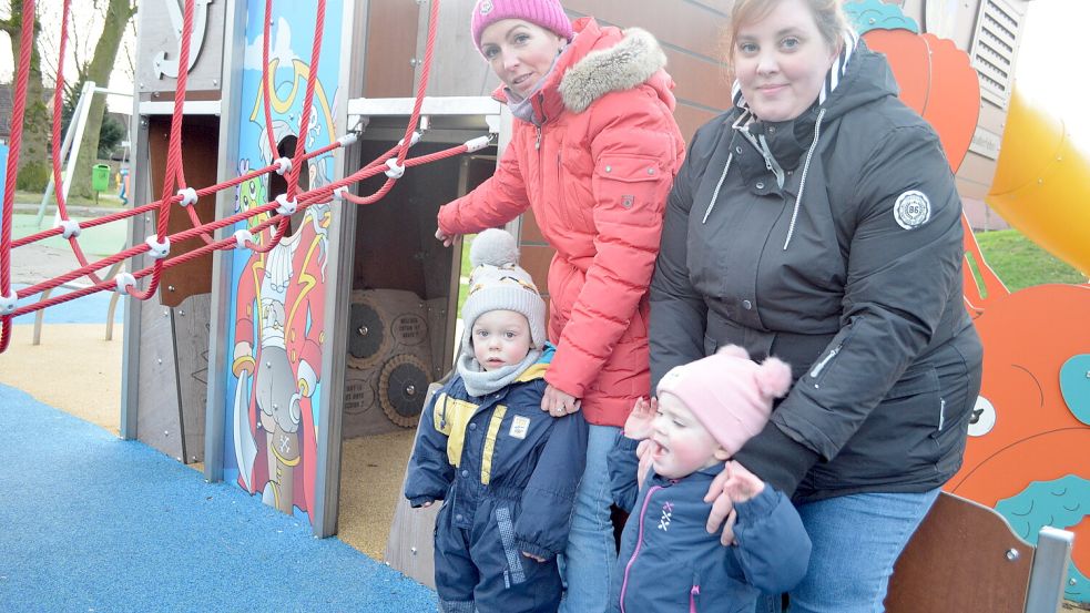 Mutter Diana Cordes mit Söhnchen Ricco (links) und Mutter Amke Steenken mit Tochter Ida sind verärgert, ihre Kinder enttäuscht. In diesem Zustand können die Kleinen das Großspielgerät Schiff nicht nutzen. Überall wurden Fäkalien verteilt. Foto: Fertig