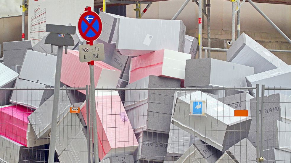 Was für ein Kuddelmuddel: Styroporplatten liegen hinter einem Bauzaun. Foto: imago/blickwinkel