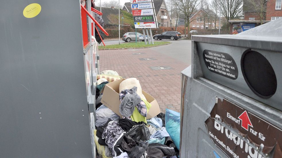 An vielen Container-Sammelstellen häufen sich die Säcke. Hier in Bunde. Foto: Wolters