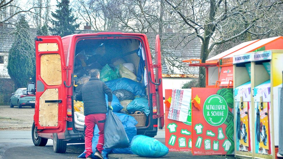 Beim Cap-Markt in Leer wurden die Altkleider-Container geleert. Es fallen derzeit viele Altkleider an. Foto: Wolters