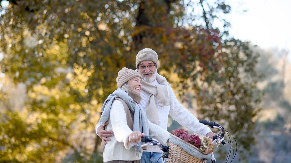 Silvia und David sind dankbar, dass sie sich gefunden haben. Foto: IMAGO/HalfPoint Images
