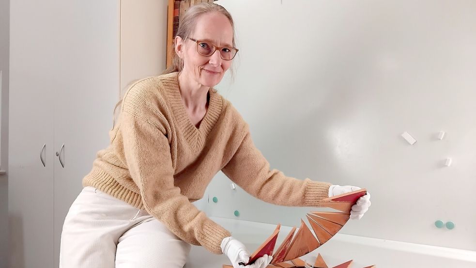 Im Archiv des Museums findet sich auch historisches Unterrichtsmaterial, wie ein Instrument zum Kreisaufbau im Fach Geometrie, das Museumsleiterin Nicole Gelhaus präsentiert. Foto: Scherzer