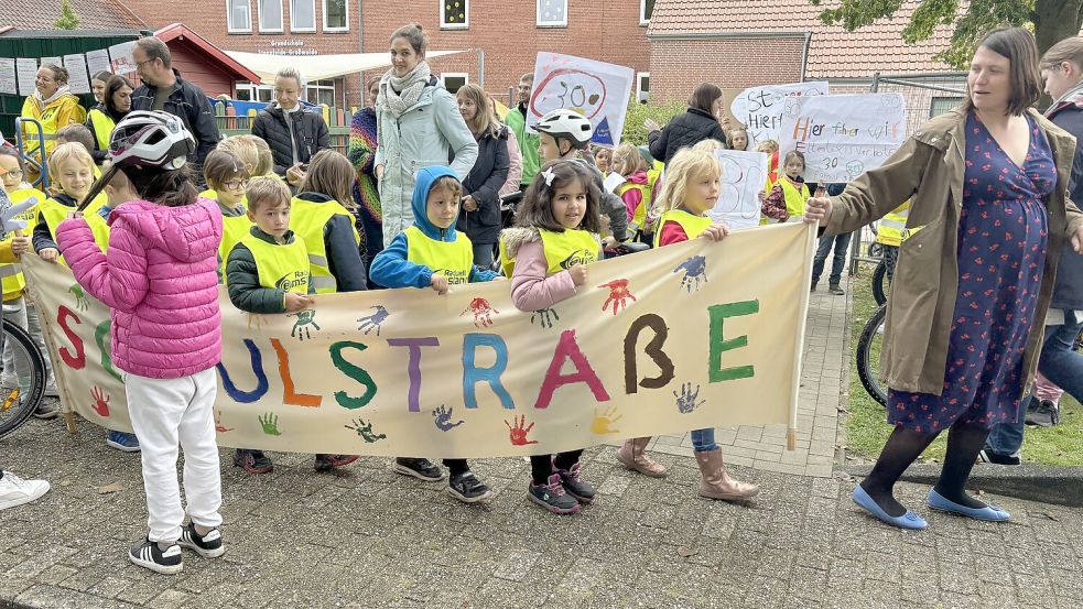 Die Sicherheit von Kindern und Jugendlichen im Straßenverkehr ist unter anderem in Westoverledingen ein aktuelles Thema. Während einer großen Protestaktion in Collhusen im September 2024 forderten beispielsweise Hunderte Schüler einen sicheren Schulweg. Foto: Ammermann/Archiv