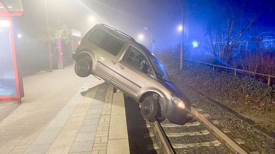 Der Pkw kippte versehentlich über die Bahnsteigkante am Bahnhof „Bad Bramstedt Kurhaus“. Foto: Holstein-Report
