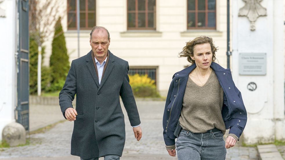 Peter Schnabel (Martin Brambach, li.) will von Karin Gorniak (Karin Hanczewski, re.) wissen, was die scharfe Befragung von Romy sollte. Karin hatte ihre Gründe. „Tatort: Herz der Dunkelheit“. Das Erste, Sonntag, 2. Februar, 20.15 Uhr. Foto: © MDR/MadeFor/Steffen Junghans