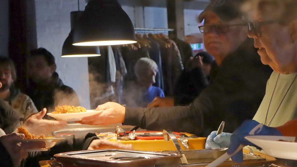 Es wurde eine warme Mahlzeit ausgegeben. Foto: F. Ammermann