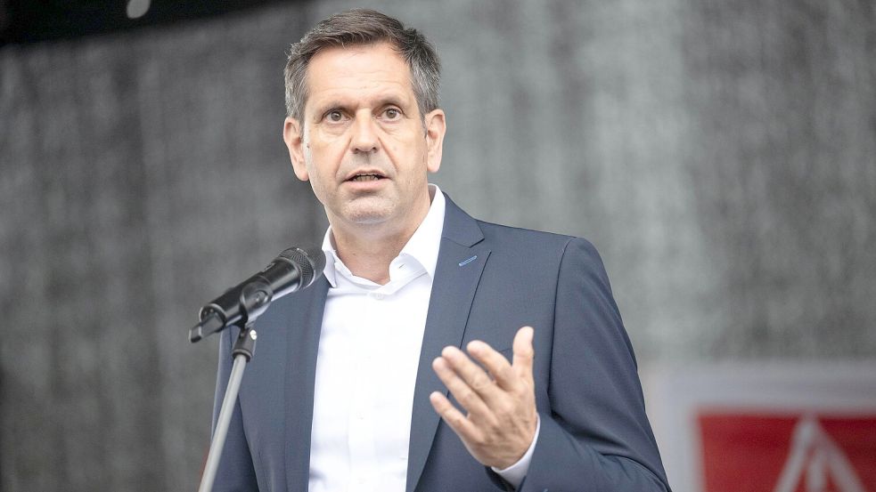 Wirtschaftsminister Olaf Lies fordert im Expertentalk eine langfristige Perspektive für den VW-Standort in Osnabrück. Foto: dpa/Sina Schuldt