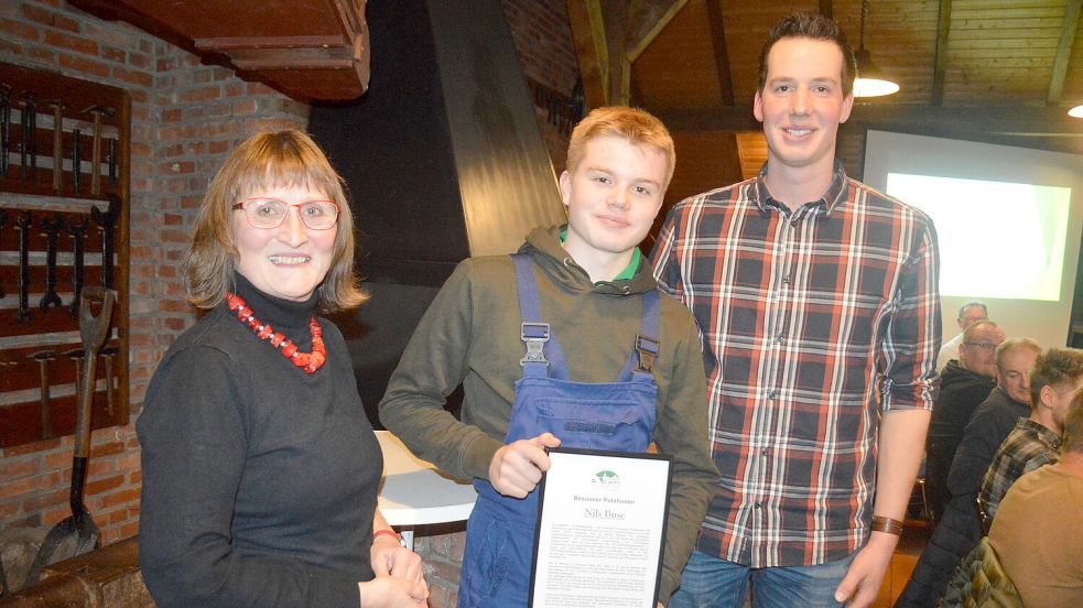 Der junge Nils Buse (Mitte) bekam von Ortsvorsteherin Helga Meyer und Ortsvereins-Vorsitzender Tammo Hinken eine Ehrenurkunde überreicht.