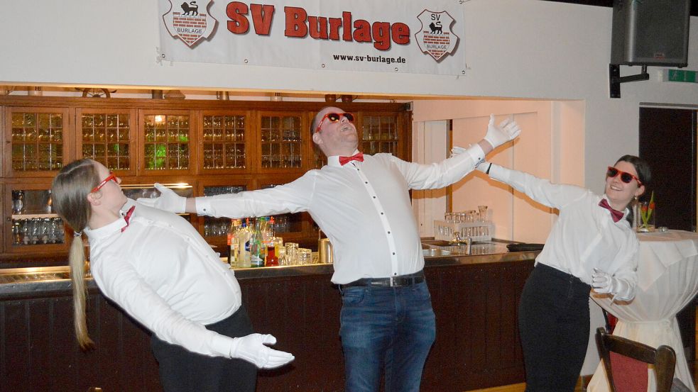 Ein Vorstands-Trio des SV Burlage überraschte mit einem tollen Auftritt. Foto: Weers