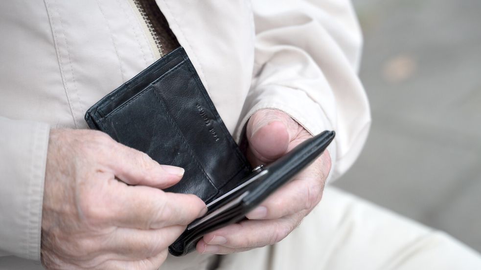 Wenn die Rente nicht zum Leben reicht: Die Zahl der als arm geltenden Rentner ist stark gestiegen. Foto: dpa/Alicia Windzio