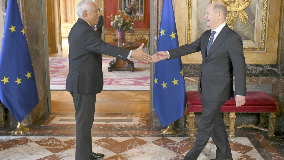 Hatte die Idee zum „Retreat“: Der Präsident des Europäischen Rates, Antonio Costa (l), begrüßt Bundeskanzler Olaf Scholz bei seiner Ankunft zu einem EU-Gipfel im Egmont-Palast. Foto: DPA/Nicolas Tucat