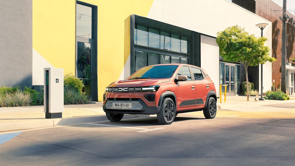 Der frisch überarbeitete Dacia Spring führt die Rangliste der günstigsten E-Autos an - eine allzu große Reichweite ist dabei aber nicht drin. Foto: dpa/Dacia