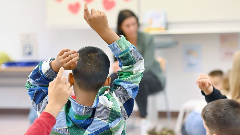 Längst nicht in jeder Klasse ist konzentriertes Arbeiten möglich: Auch in Neumünster müssen sich viele Lehrer immer wieder herausfordernden Situationen im Unterricht stellen. Foto: IMAGO/Sven Simon