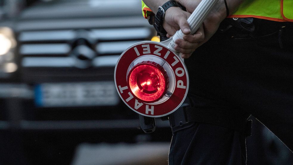 „Halt! Polizei!“ Wer bei einer Verkehrskontrolle noch den alten rosa Führerschein vorzeigen muss, sollte mit einem Verwarngeld rechnen: Die „Lappen“ sind seit 19. januar ungültig. Symbolfoto: Paul Zinken/dpa