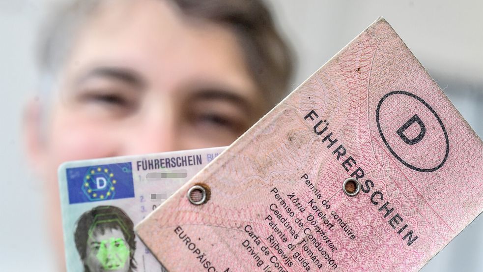 Die Tage des rosafarbenen Papierführerscheins sind abgelaufen: Wer noch keinen Karten-Führerschein beantragt hat, sollte das schleunigst nachholen. Foto: Ortgies