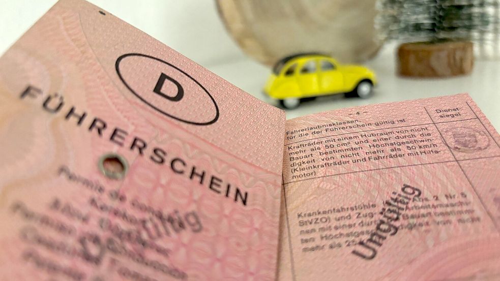 Die rosa Führerscheine werden bei der Ausgabe des neuen Karten-Führerscheins ungültig gestempelt. Wer mag, darf den alten Lappen behalten. Foto: Leonhard