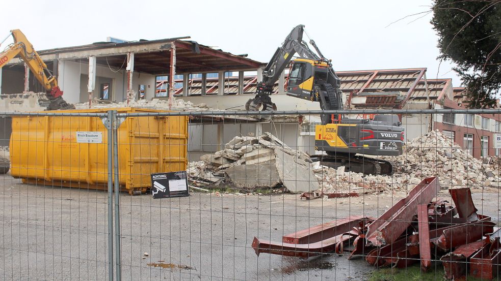 In Aschendorf haben an den ADO-Hallen vor wenigen Tagen Abrissbagger die Arbeit begonnen. Der Haselünner Bauunternehmer Ralf Schulte hat diesen Teil des Areals Ende 2023 gekauft. Foto: Belling